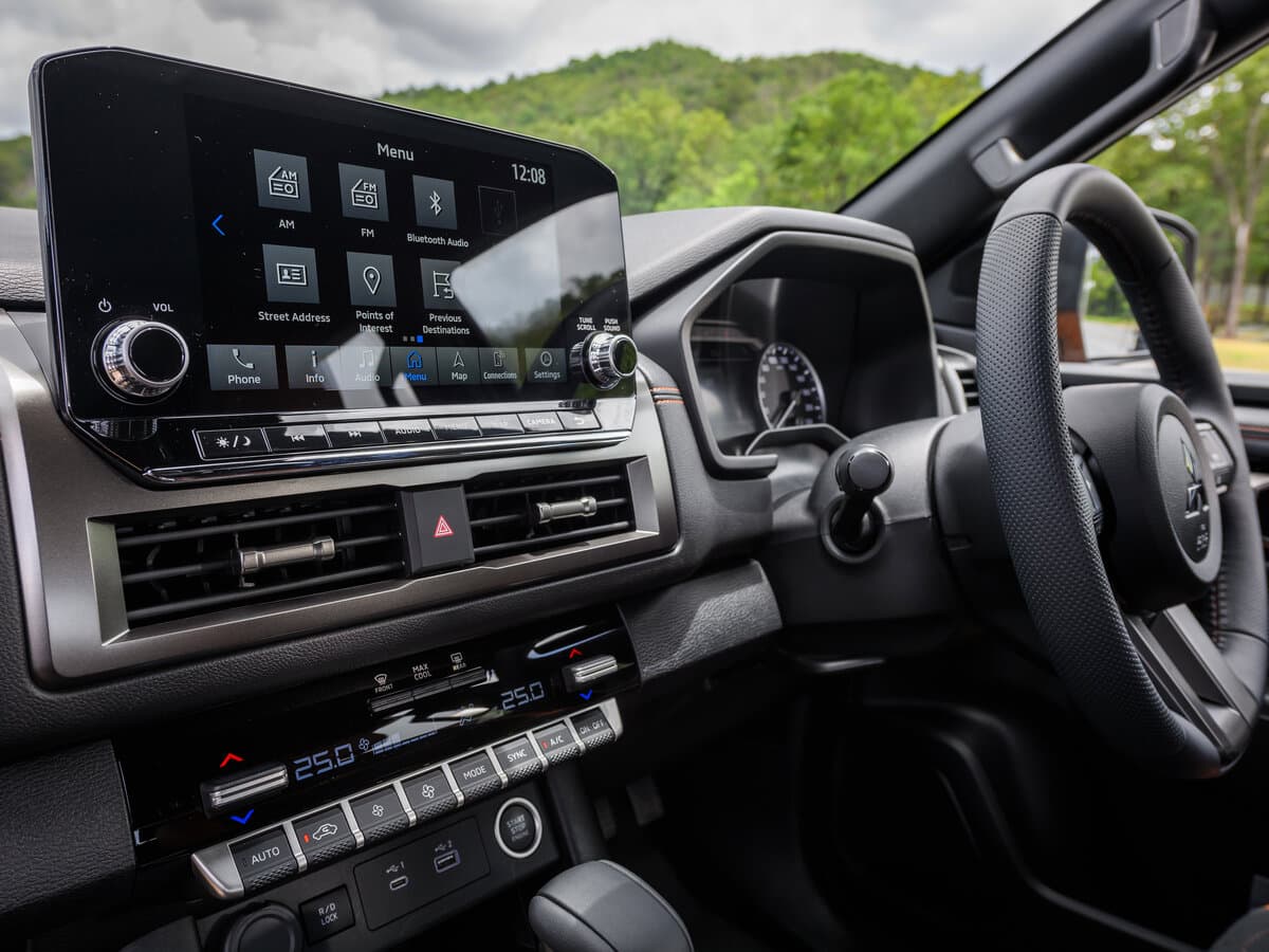 Mitsubishi Triton VI — Salon, öndən
