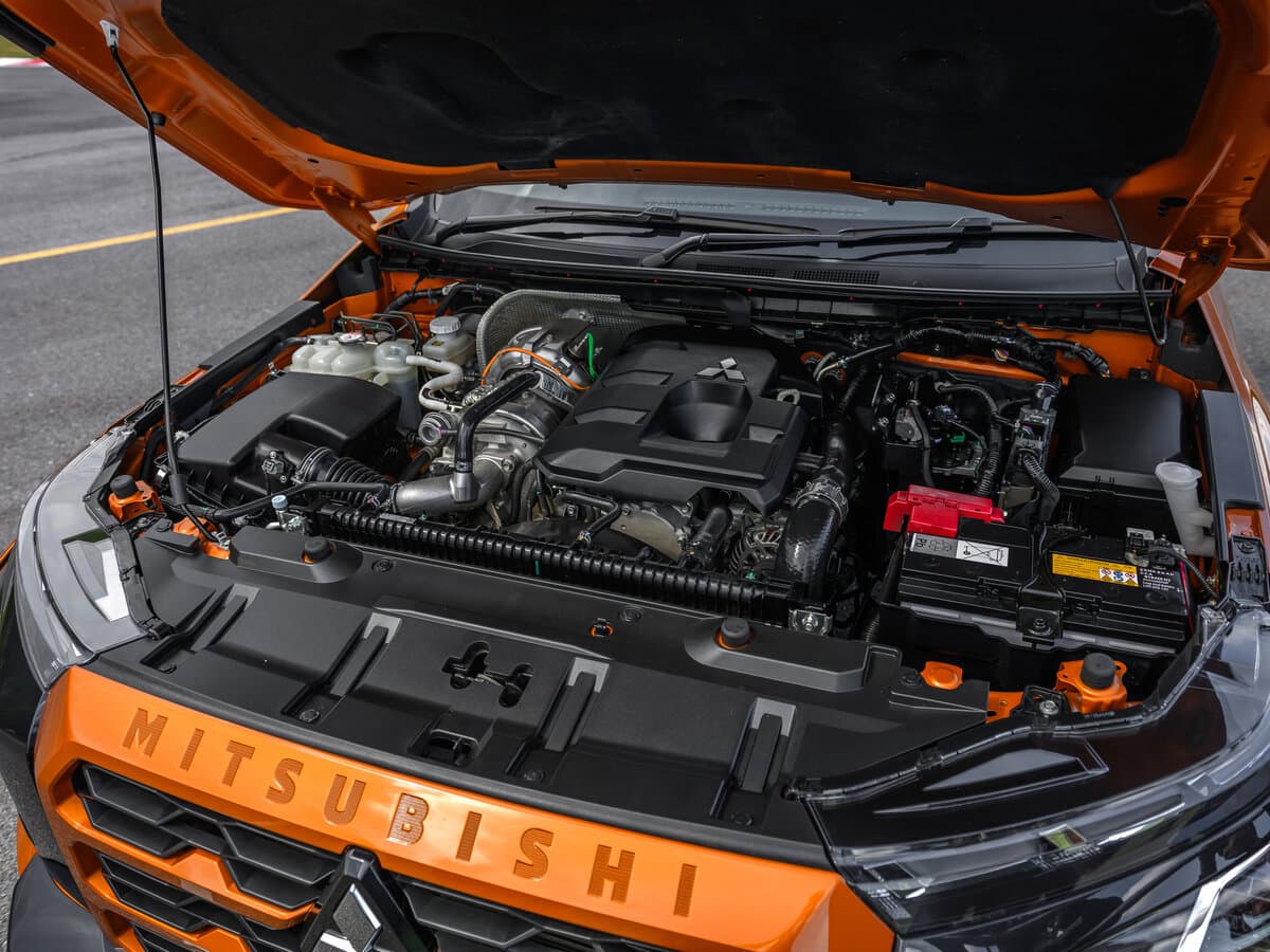 Mitsubishi Triton VI — Salon, arxadan