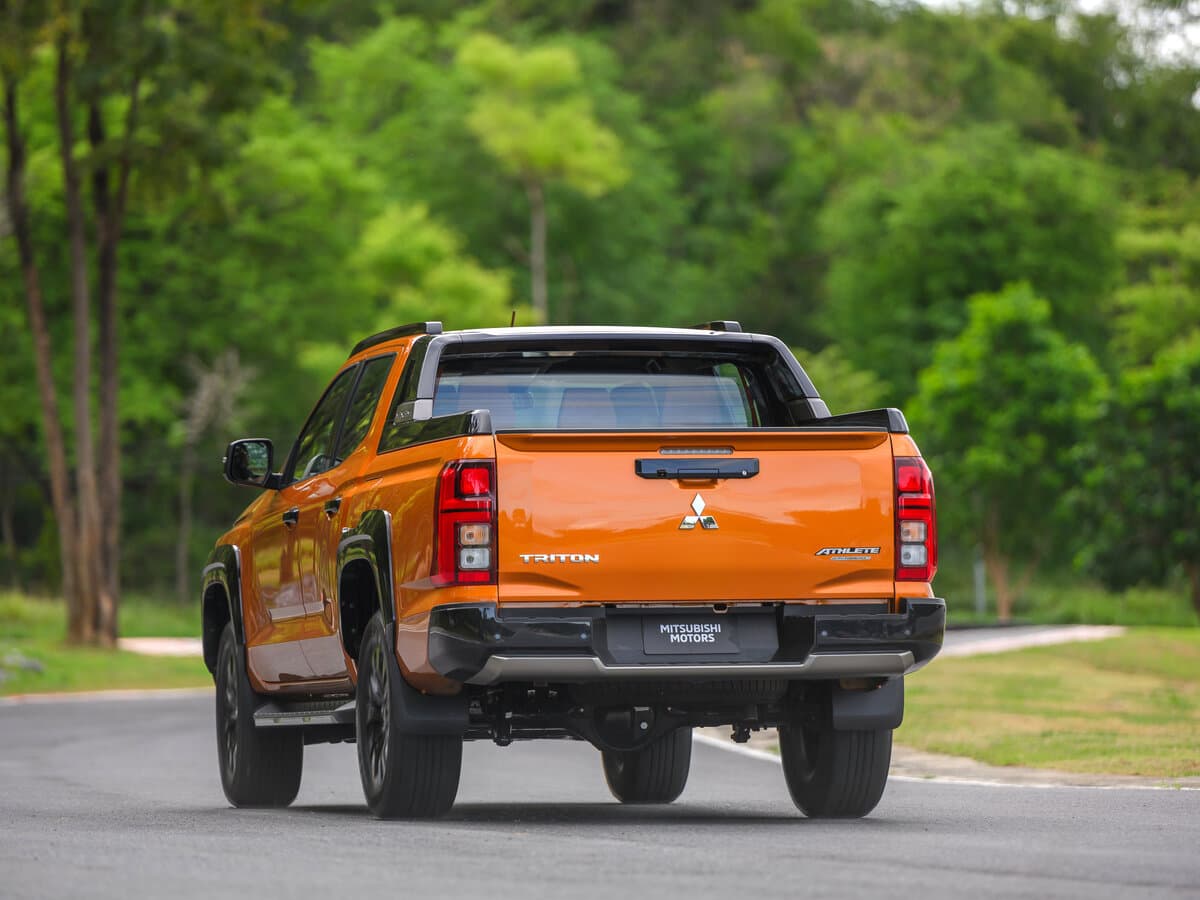 Mitsubishi Triton VI — 3/4 arxadan