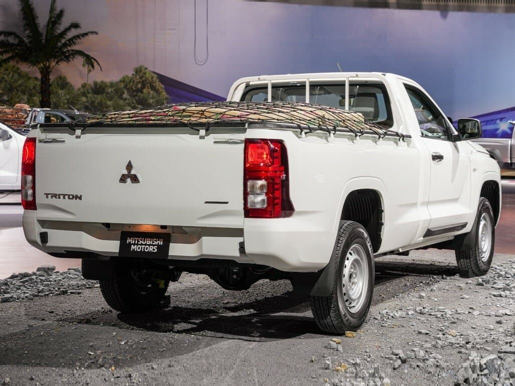 Mitsubishi Triton VI — 3/4 arxadan