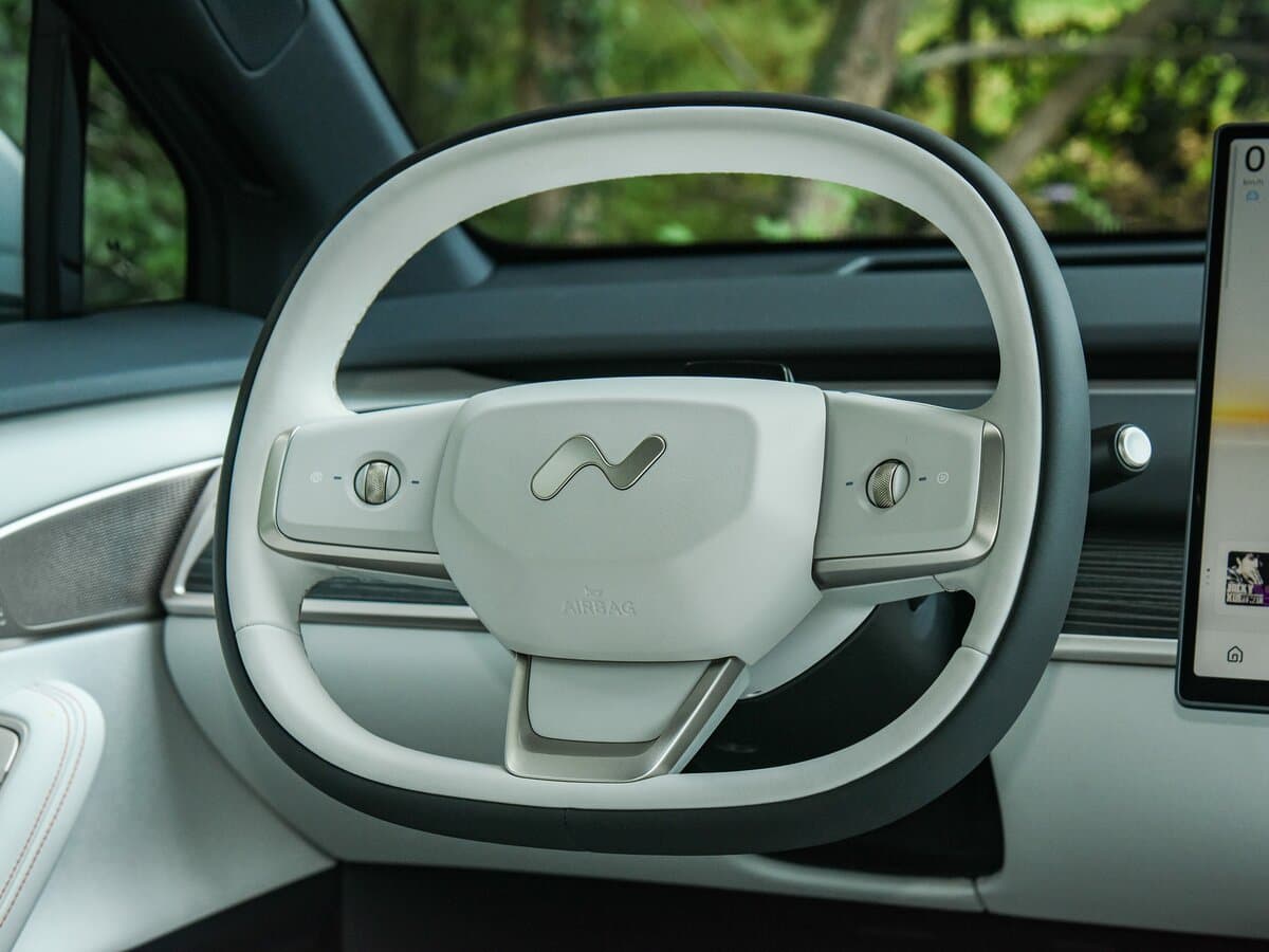 Nio Onvo L60 I — Sükan