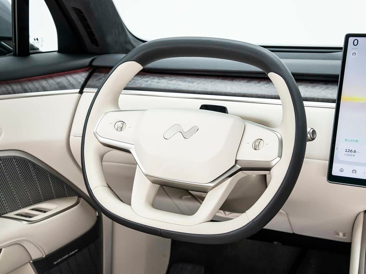 Nio Onvo L90 2025 – indiyədək — Sükan
