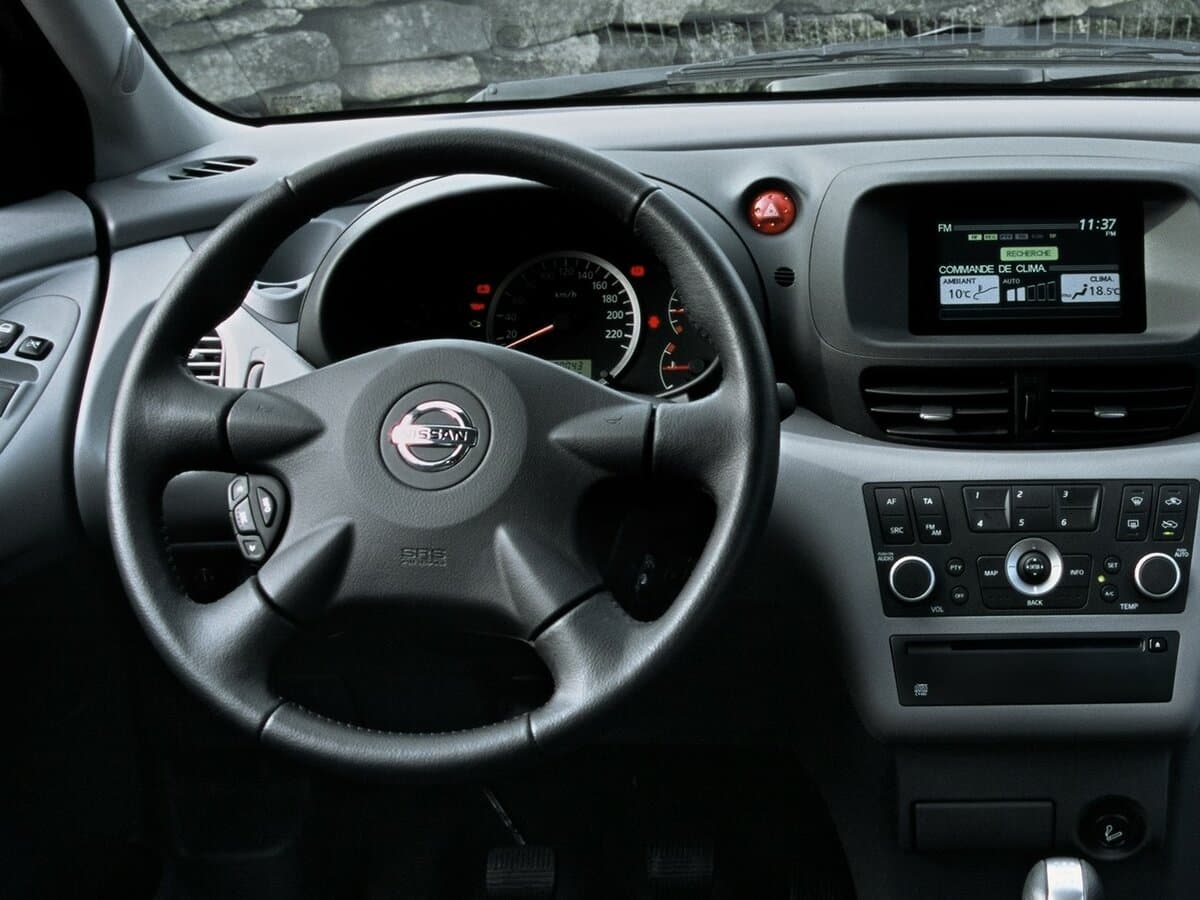 Nissan Almera Tino I — Sükan