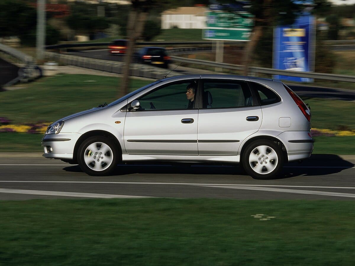 Nissan Almera Tino I Restayling — Yandan