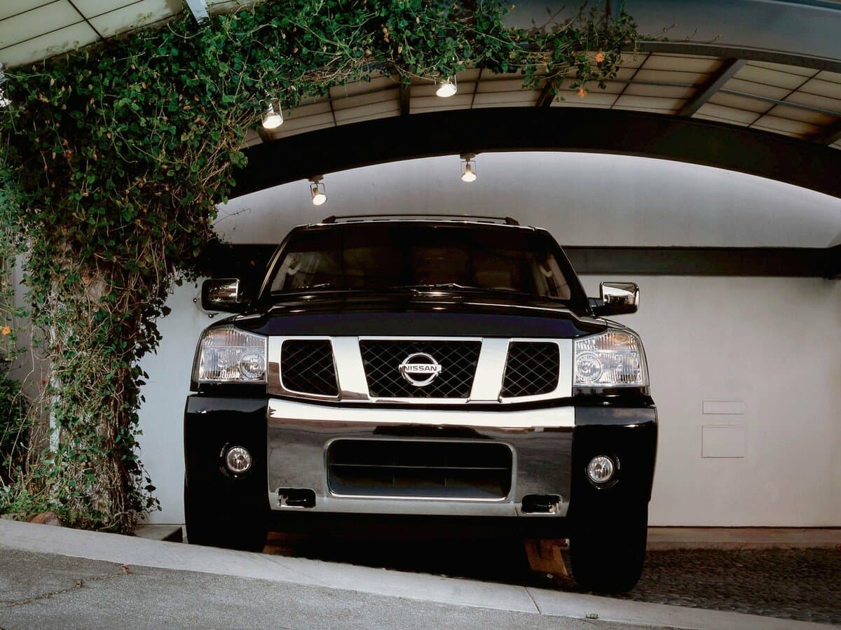 Nissan Armada I — Öndən