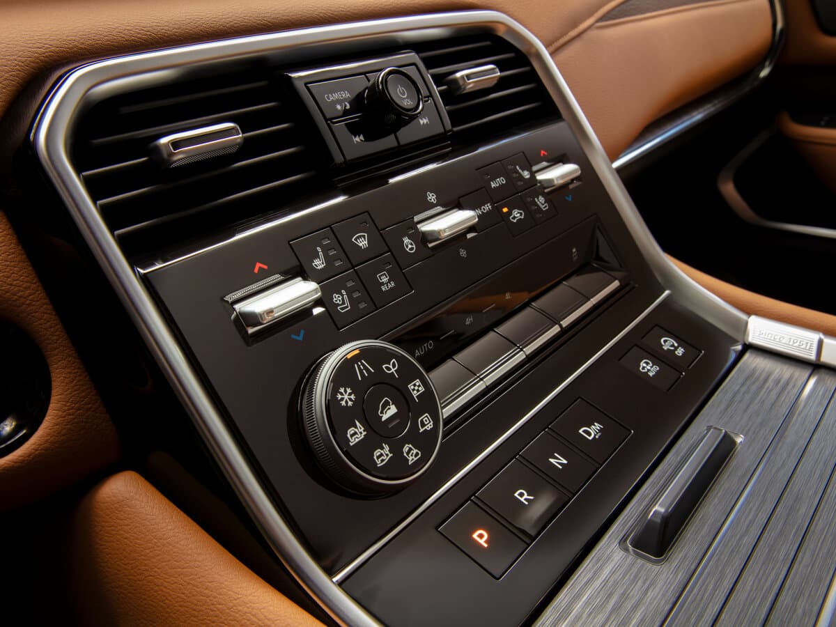 Nissan Armada III — Salon, öndən