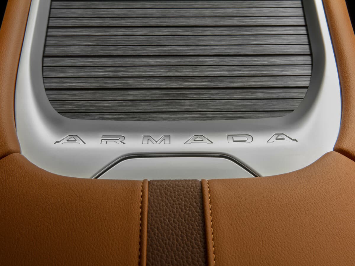 Nissan Armada III — Salon, arxadan