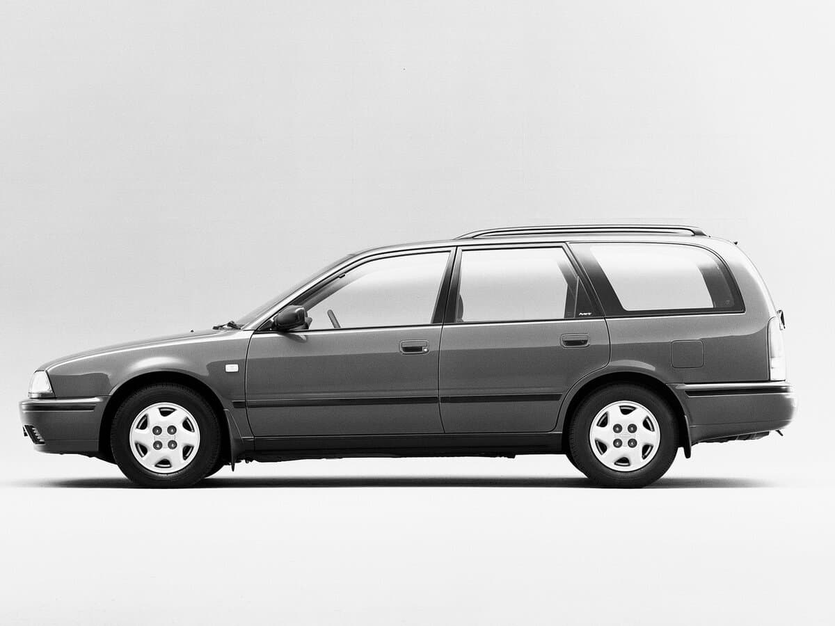 Nissan Avenir I (W10) — Yandan