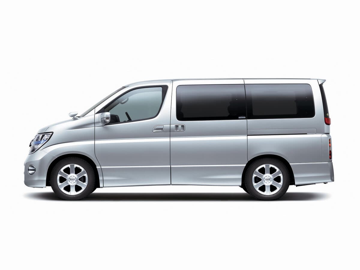 Nissan Elgrand II (E51) — Yandan