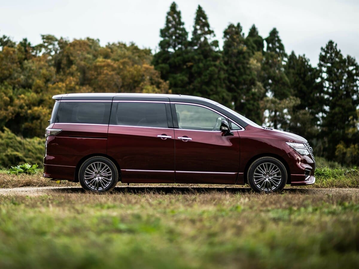 Nissan Elgrand III (E52) Restayling 2 — Yandan