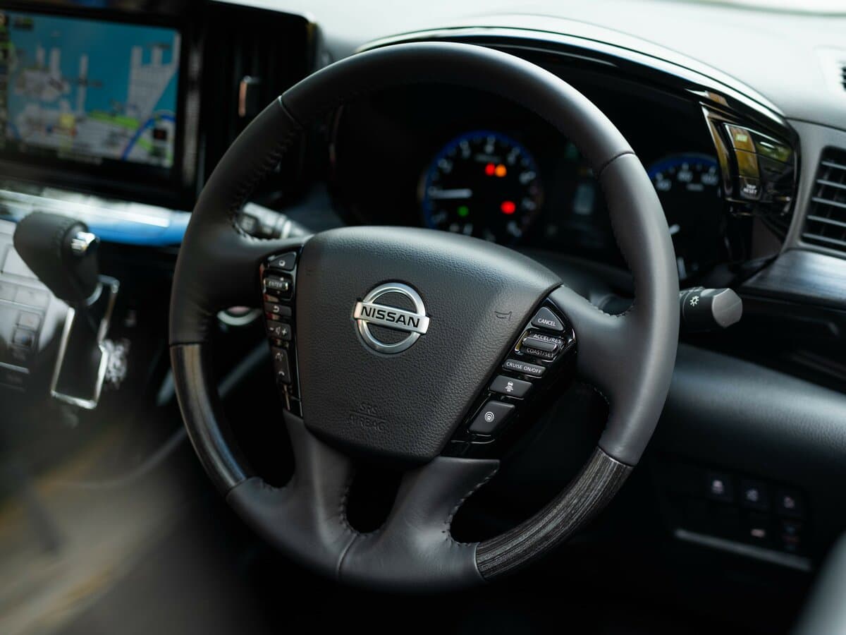 Nissan Elgrand III (E52) Restayling 2 — Sükan