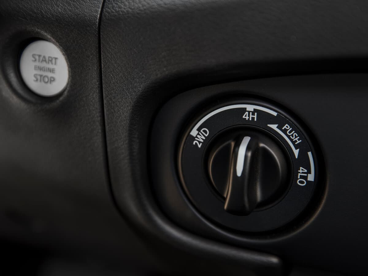 Nissan Frontier III (D41) — Salon, arxadan