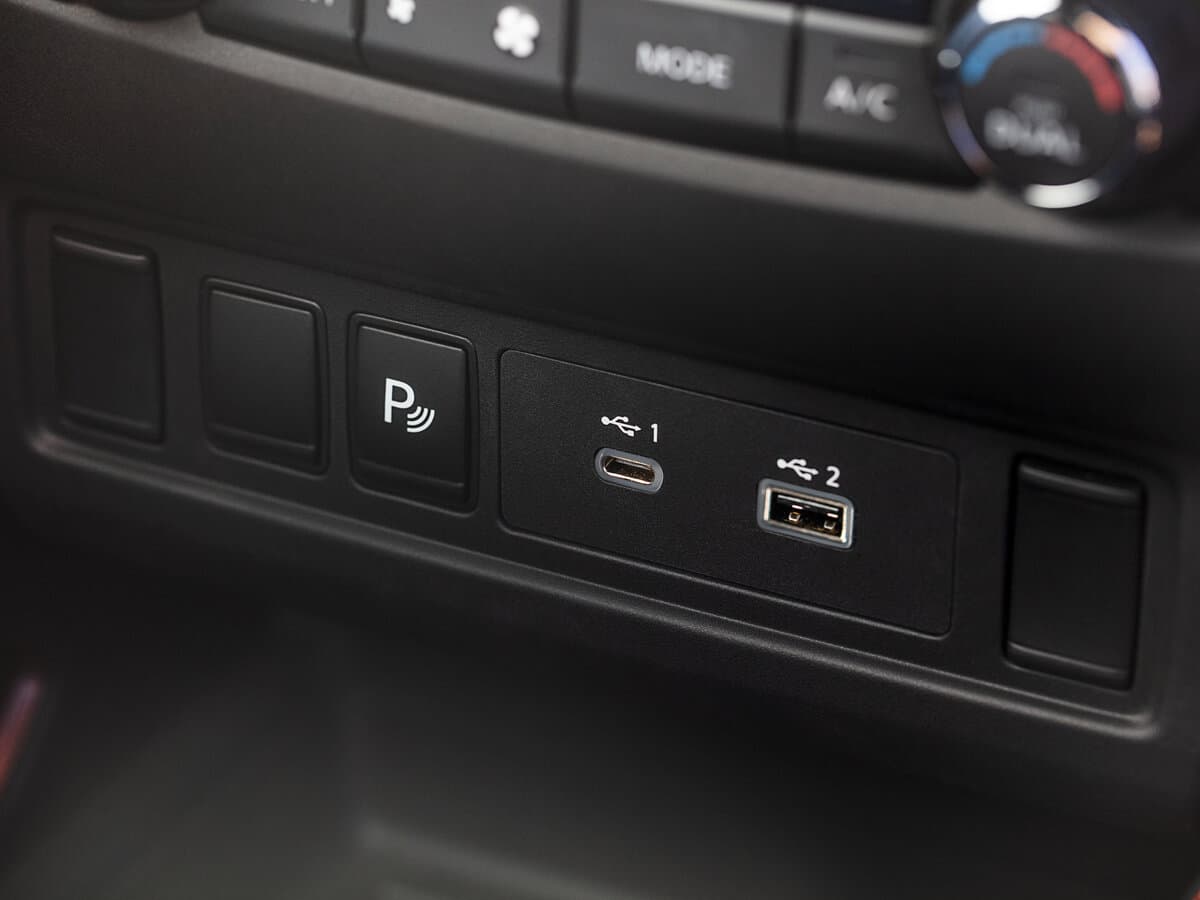 Nissan Frontier III (D41) — Salon, arxadan