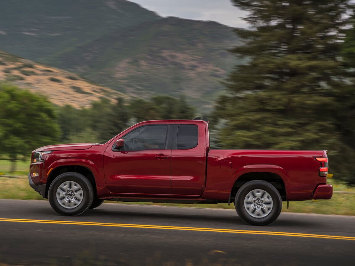 Nissan Frontier III (D41) — Yandan
