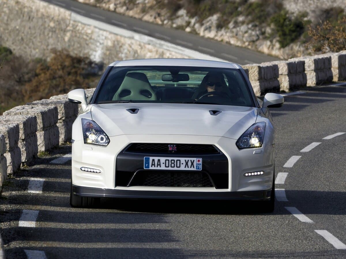 Nissan GT-R I Restayling 1 — Öndən