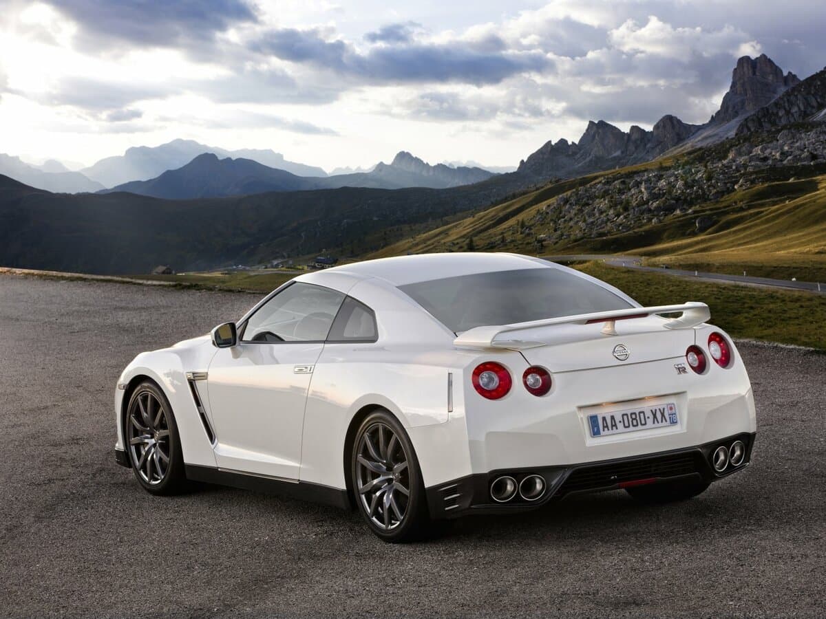 Nissan GT-R I Restayling 1 — 3/4 arxadan