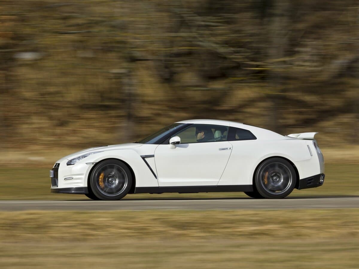 Nissan GT-R I Restayling 1 — Yandan
