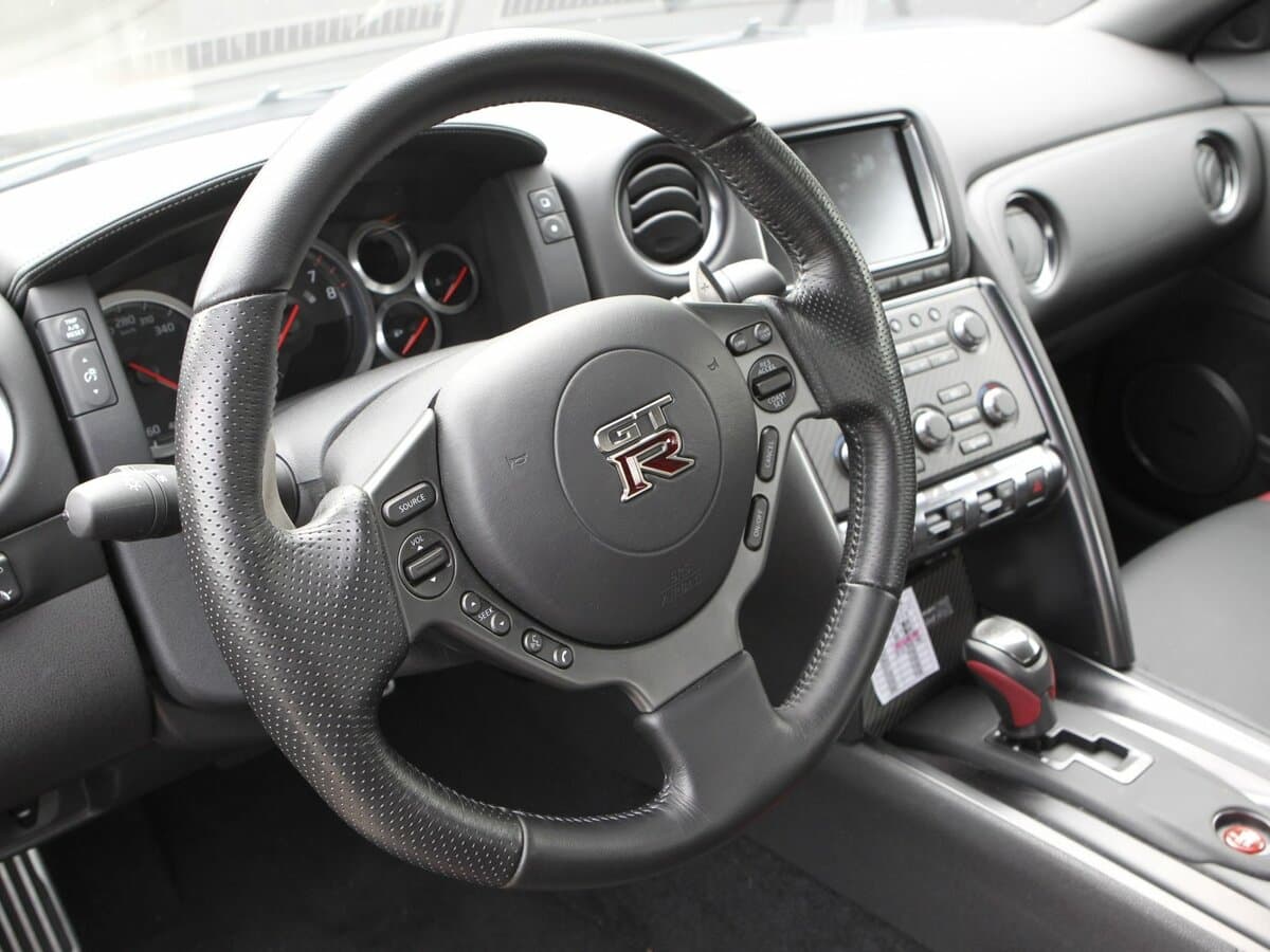 Nissan GT-R I Restayling 1 — Sükan