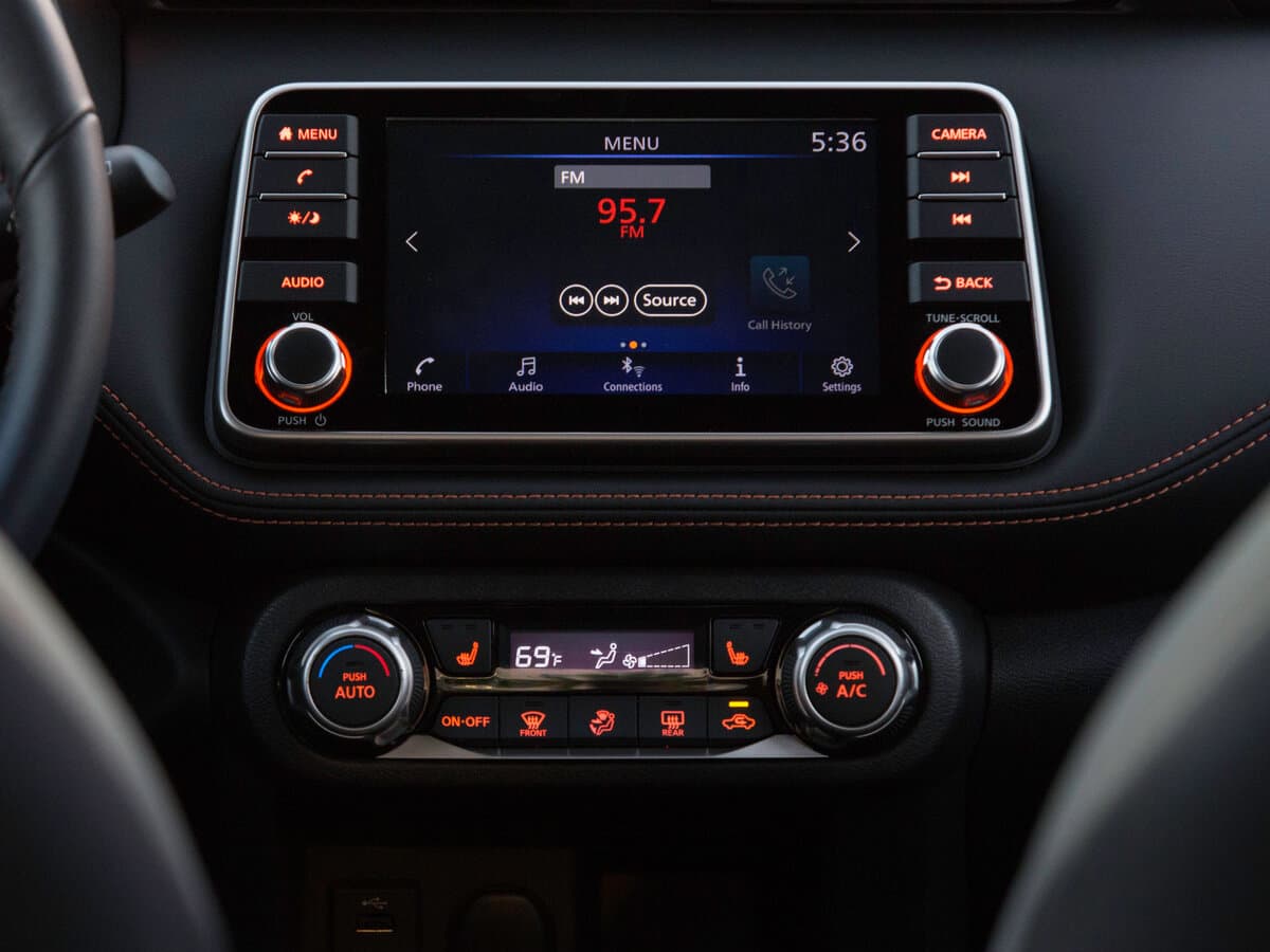 Nissan Kicks I — Salon, öndən