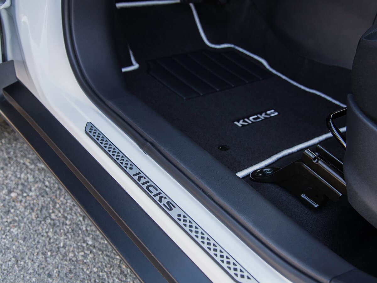 Nissan Kicks I — Salon, arxadan