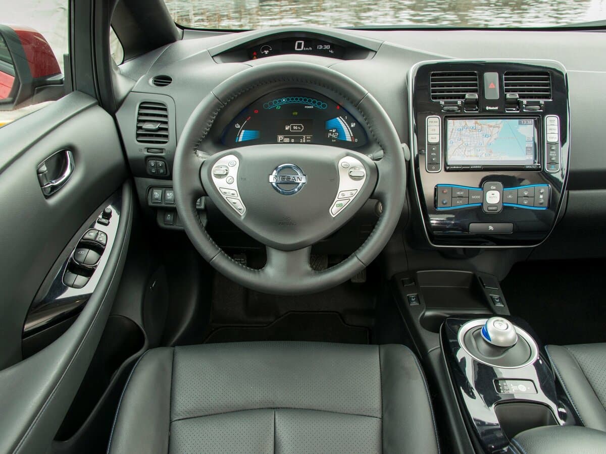 Nissan Leaf I (ZE0/AZE0) — Sükan