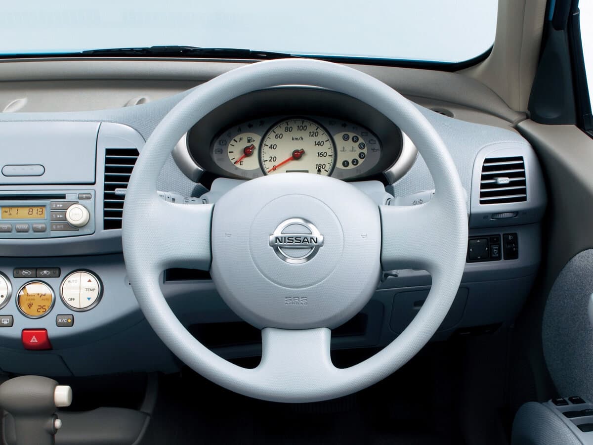 Nissan March III (K12) — Sükan