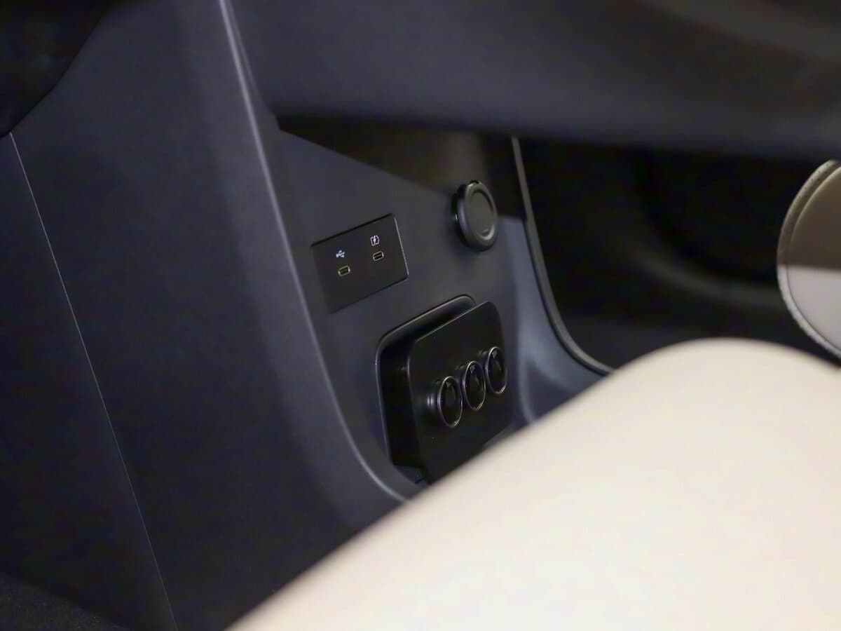 Nissan N6 2025 – indiyədək — Salon, öndən