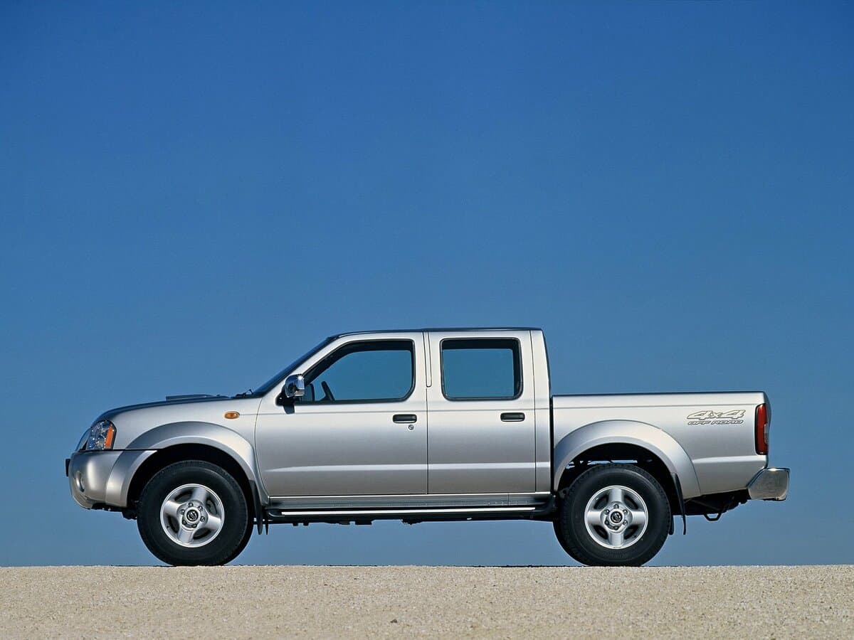 Nissan Navara (Frontier) II (D22) — Yandan