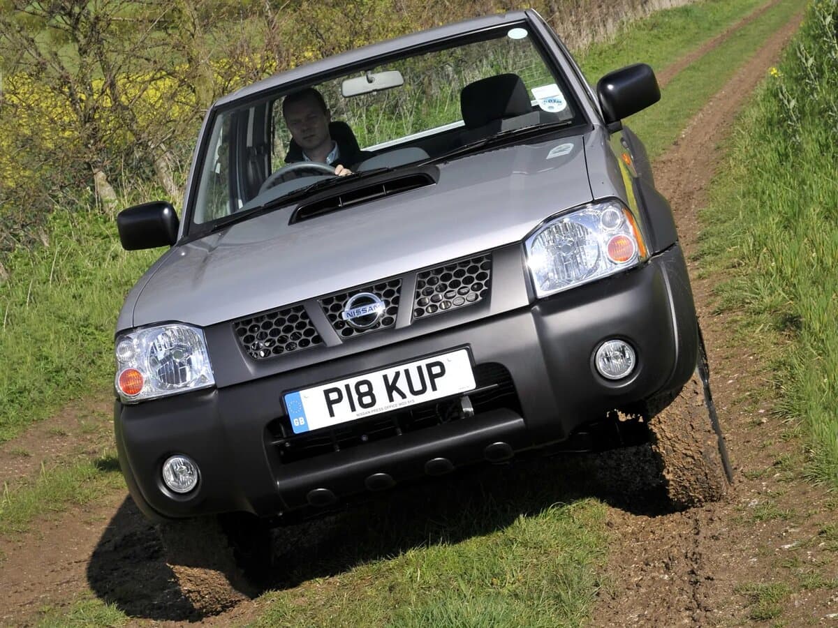 Nissan NP300 2008 – 2015 — Öndən