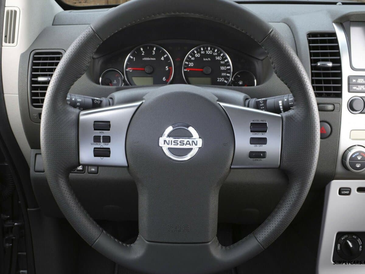 Nissan Pathfinder III — Sükan