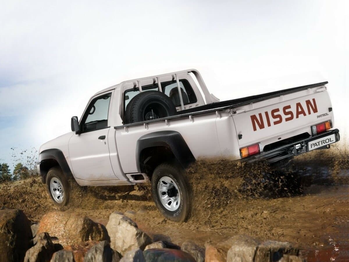 Nissan Patrol V (Y61) Restayling — 3/4 arxadan