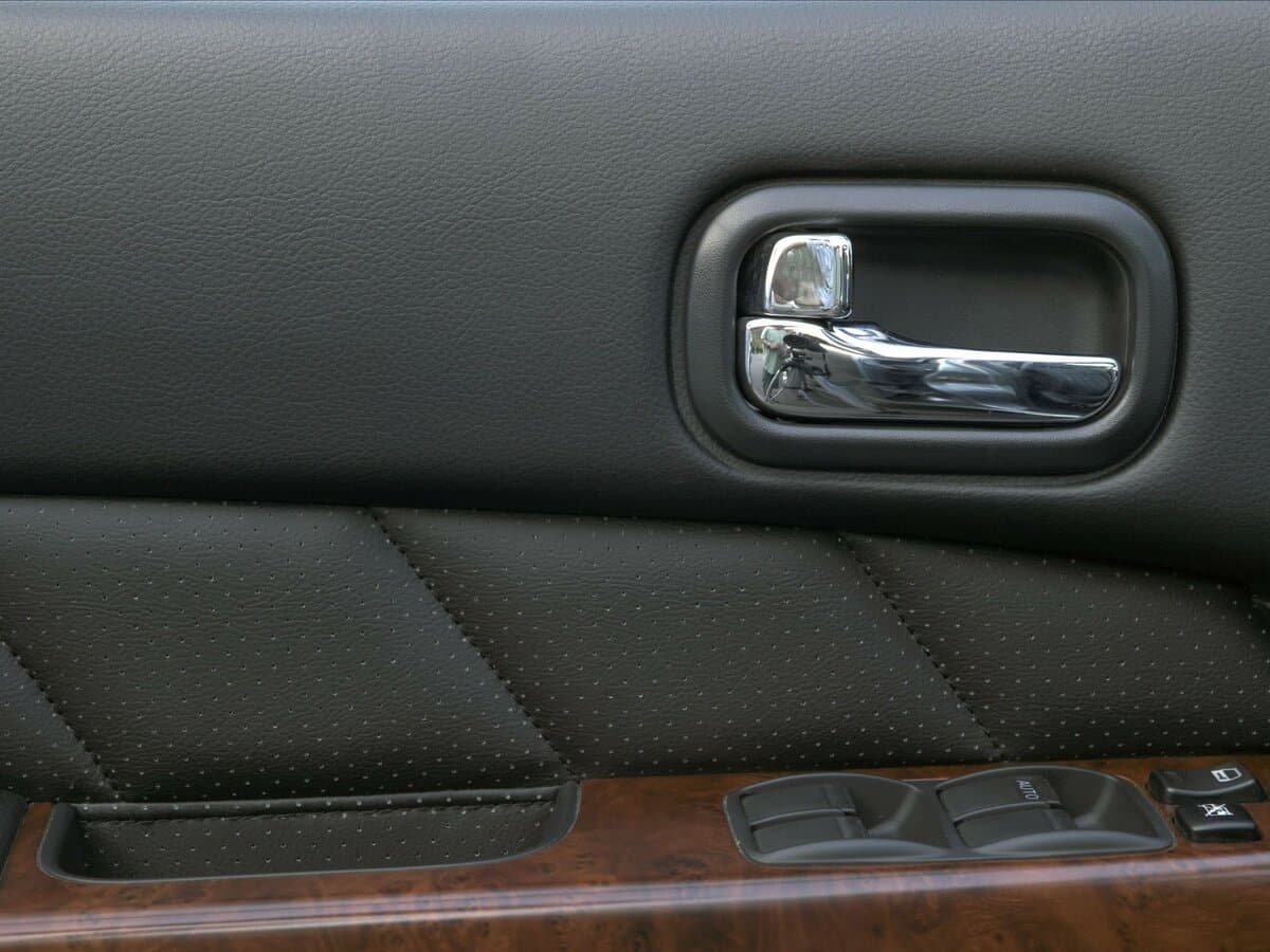 Nissan Patrol V (Y61) Restayling — Qapı