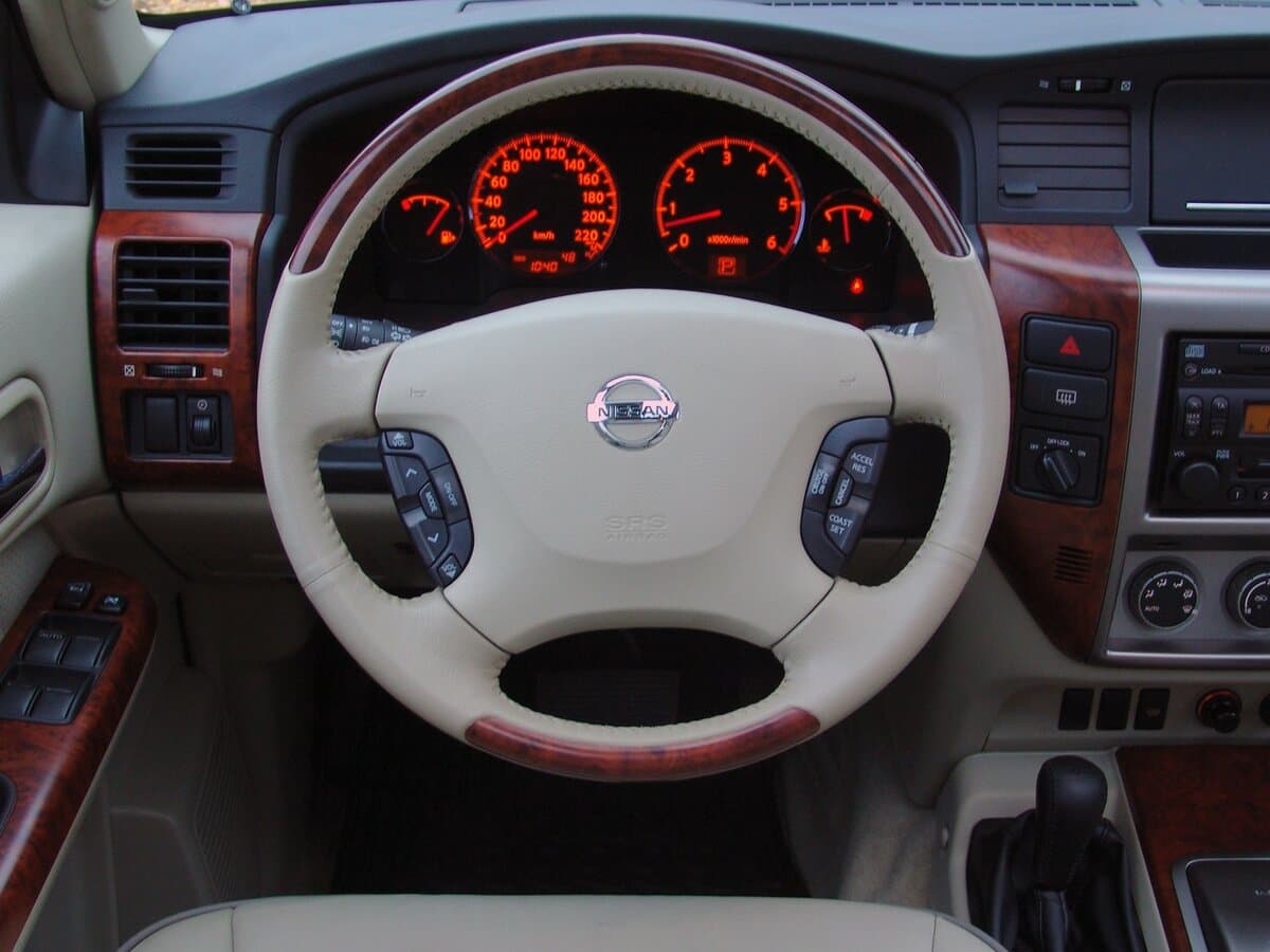 Nissan Patrol V (Y61) Restayling — Sükan