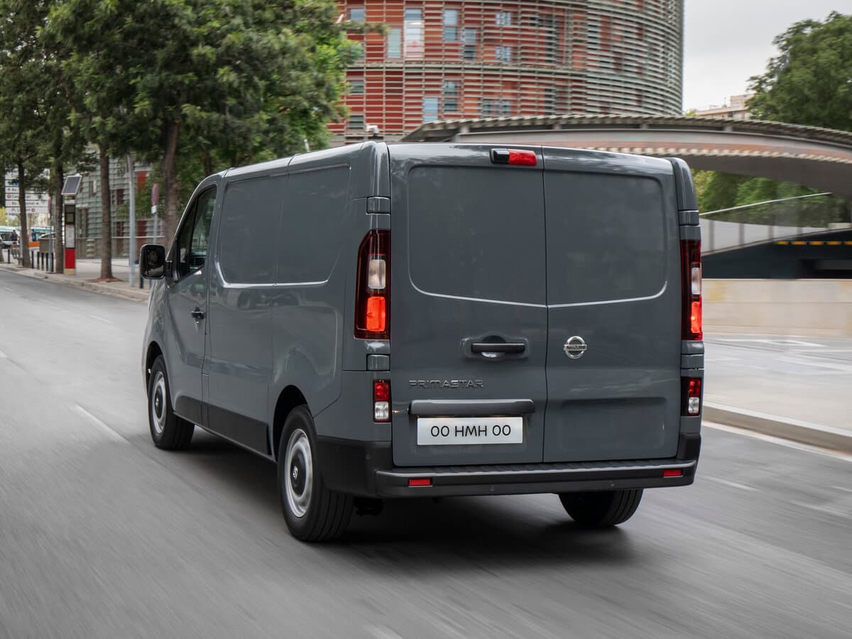 Nissan Primastar II — 3/4 arxadan