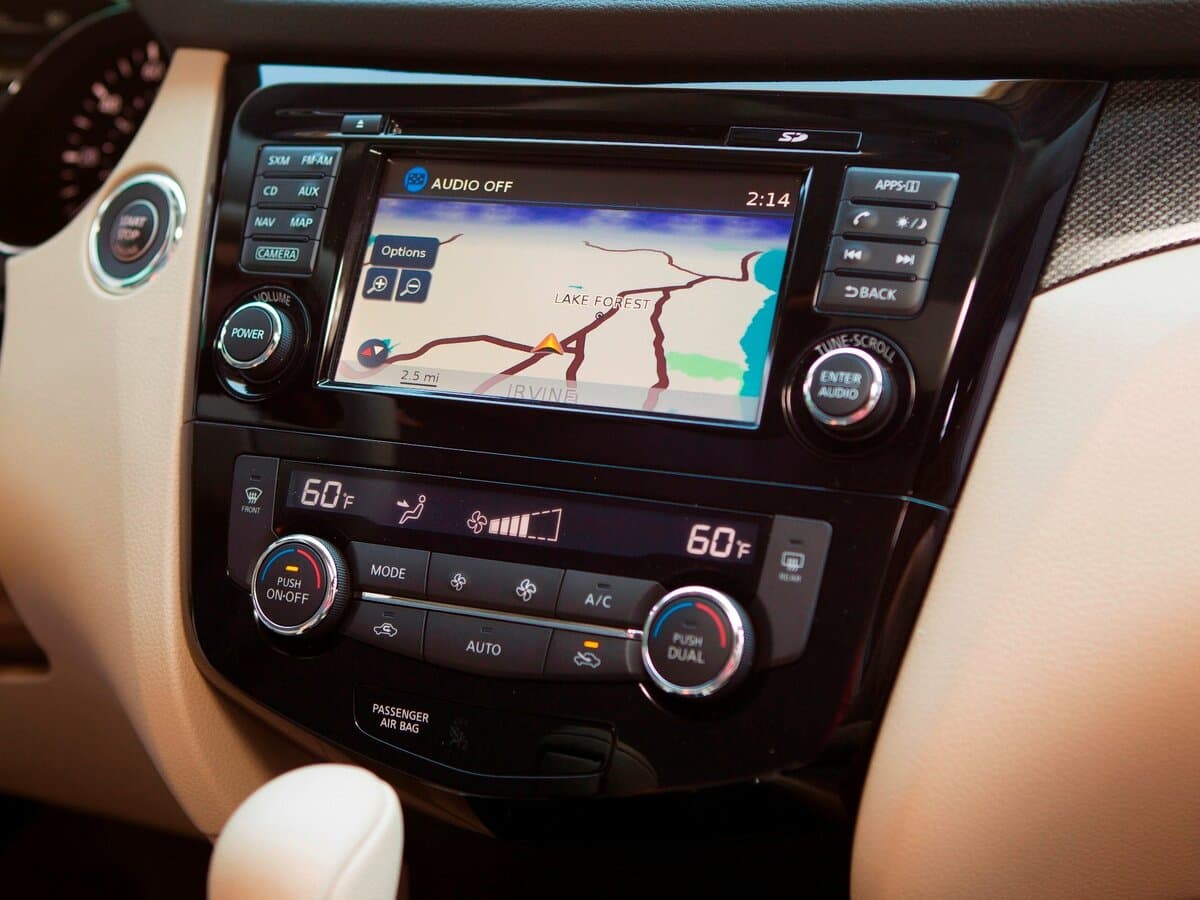 Nissan Rogue II — Salon, öndən