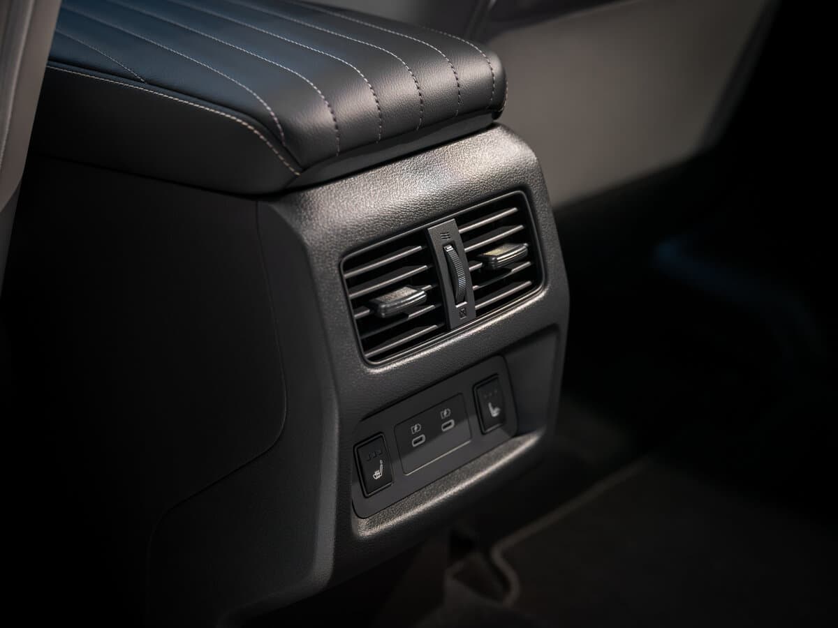 Nissan Rogue IV — Salon, arxadan