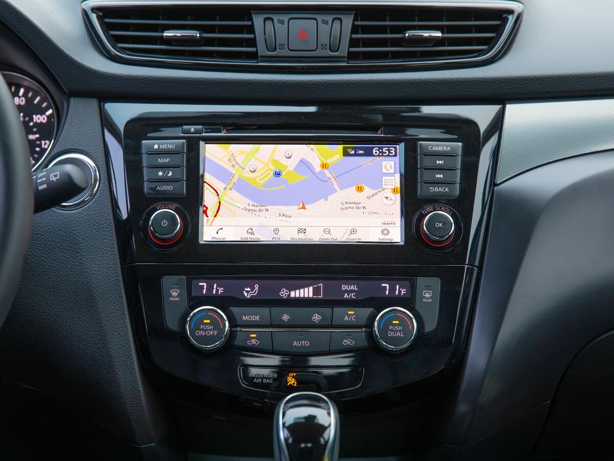 Nissan Rogue Sport I Restayling — Salon, öndən