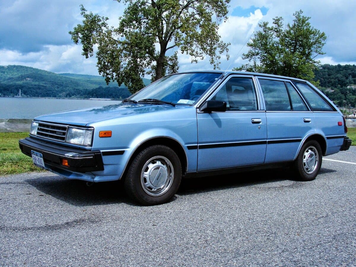 Nissan Sentra I (B11) — Yandan