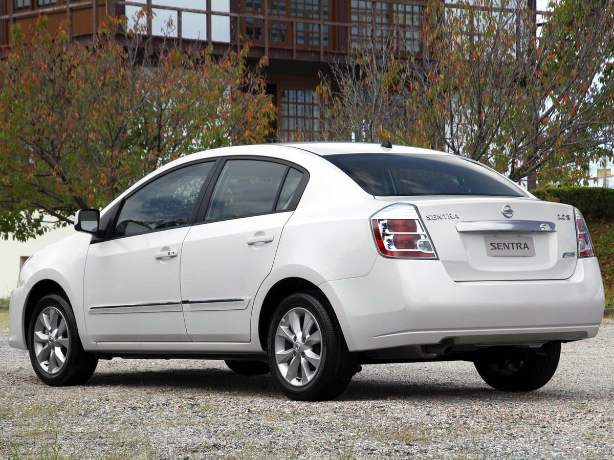 Nissan Sentra VI (B16) Restayling — 3/4 arxadan