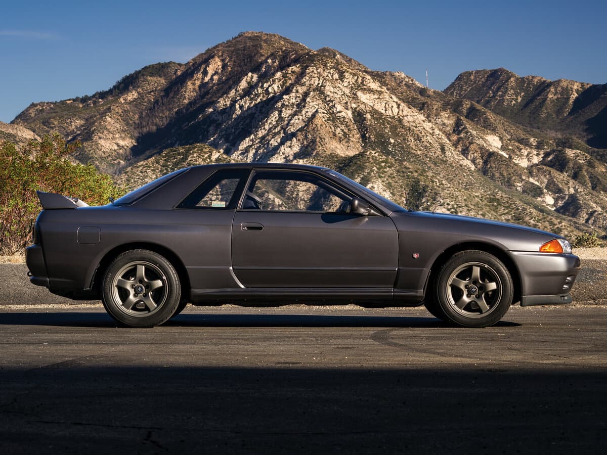Nissan Skyline VIII (R32) — Yandan
