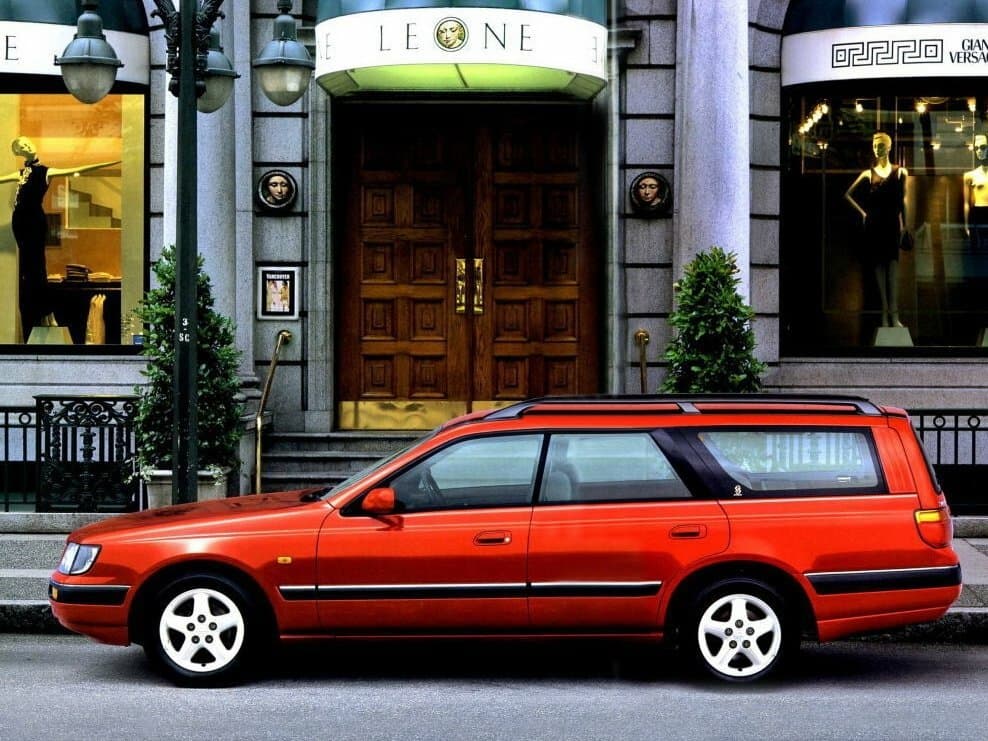 Nissan Stagea I — Yandan