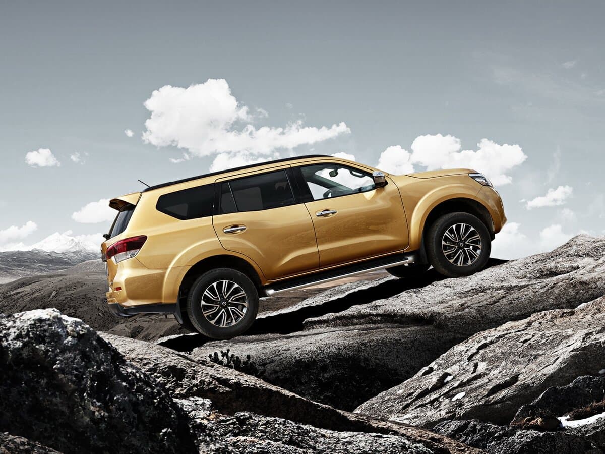 Nissan Terra I — Yandan