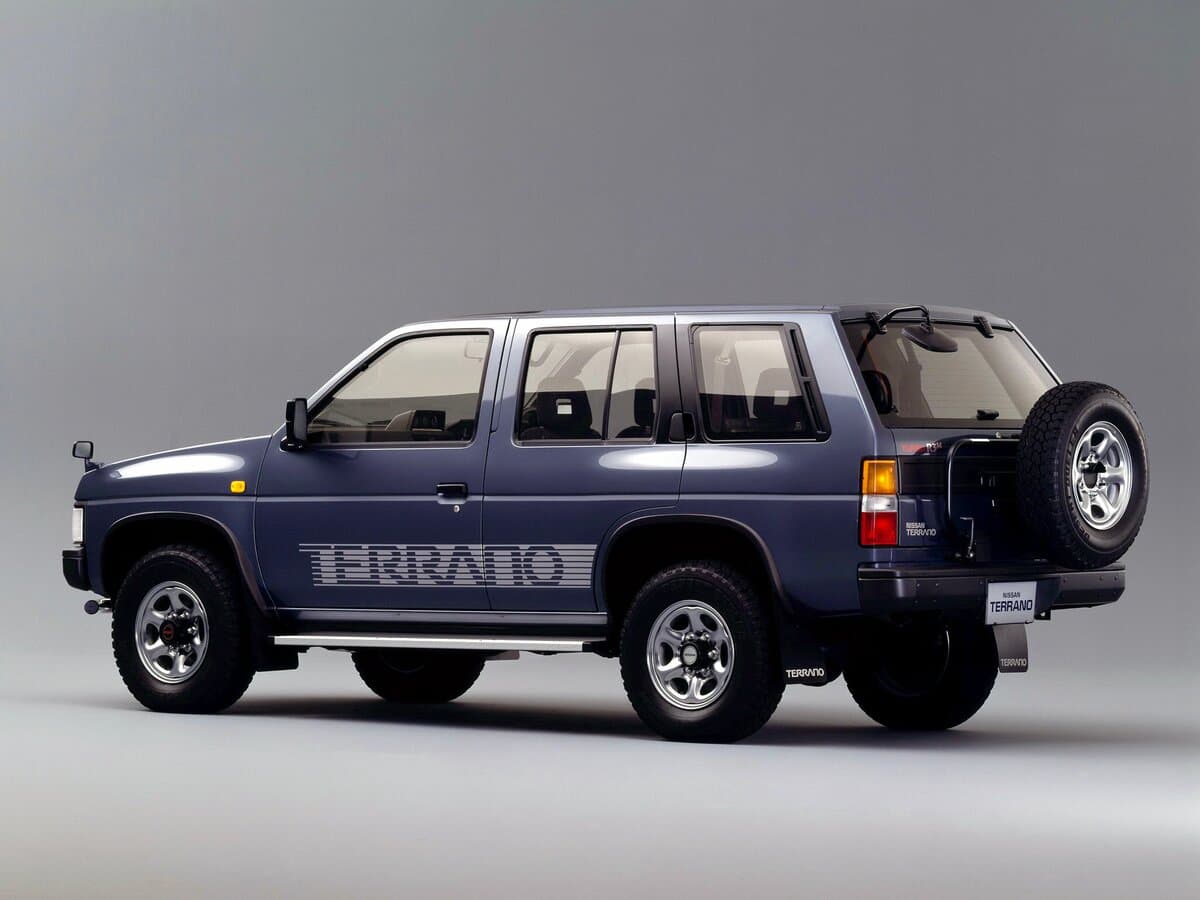 Nissan Terrano I — 3/4 arxadan