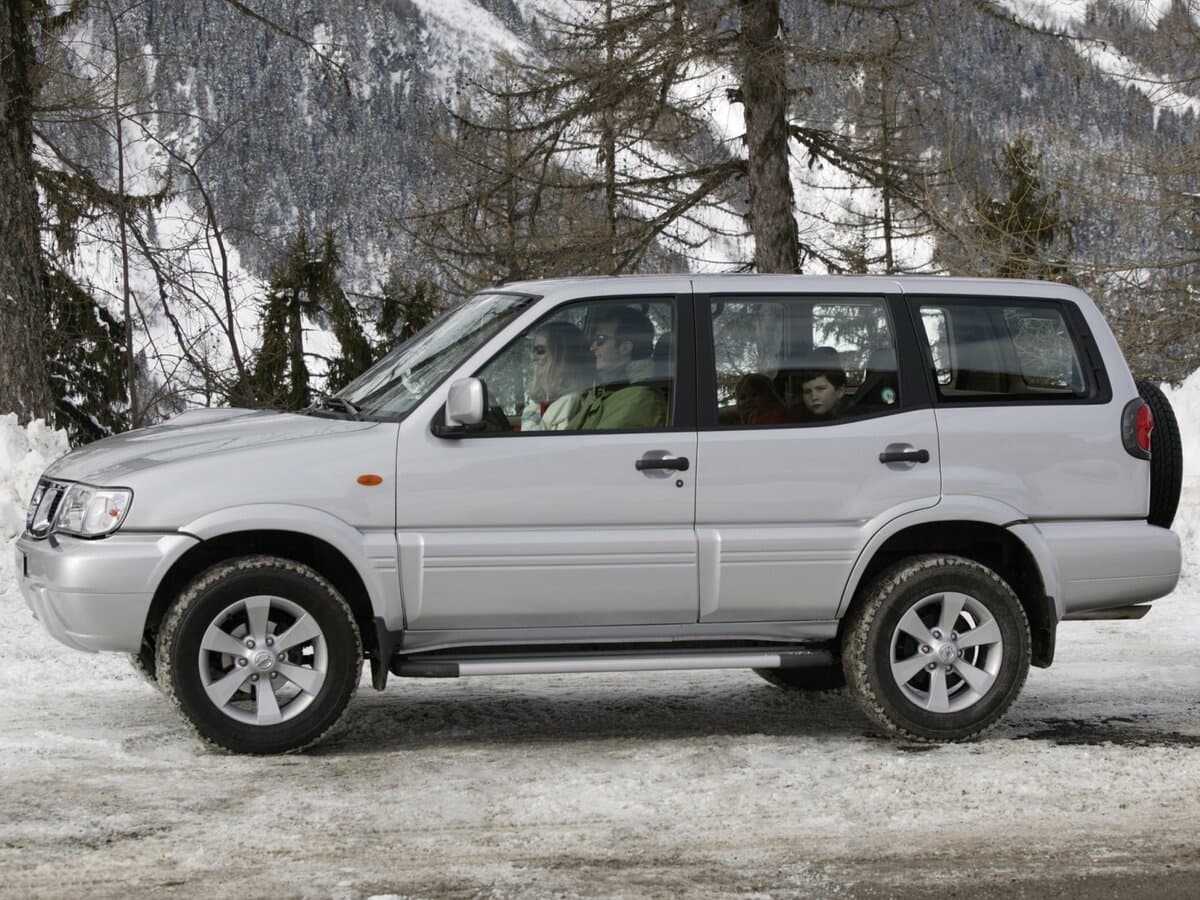Nissan Terrano II Restayling 2 — Yandan