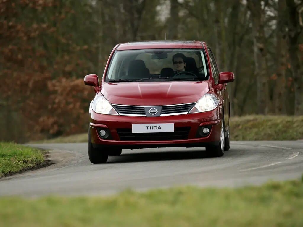 Nissan Tiida I — Öndən