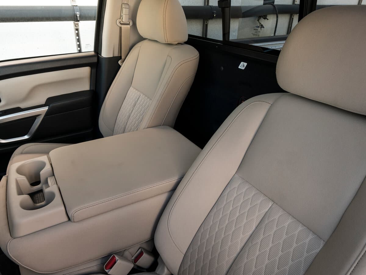 Nissan Titan II — Salon, öndən