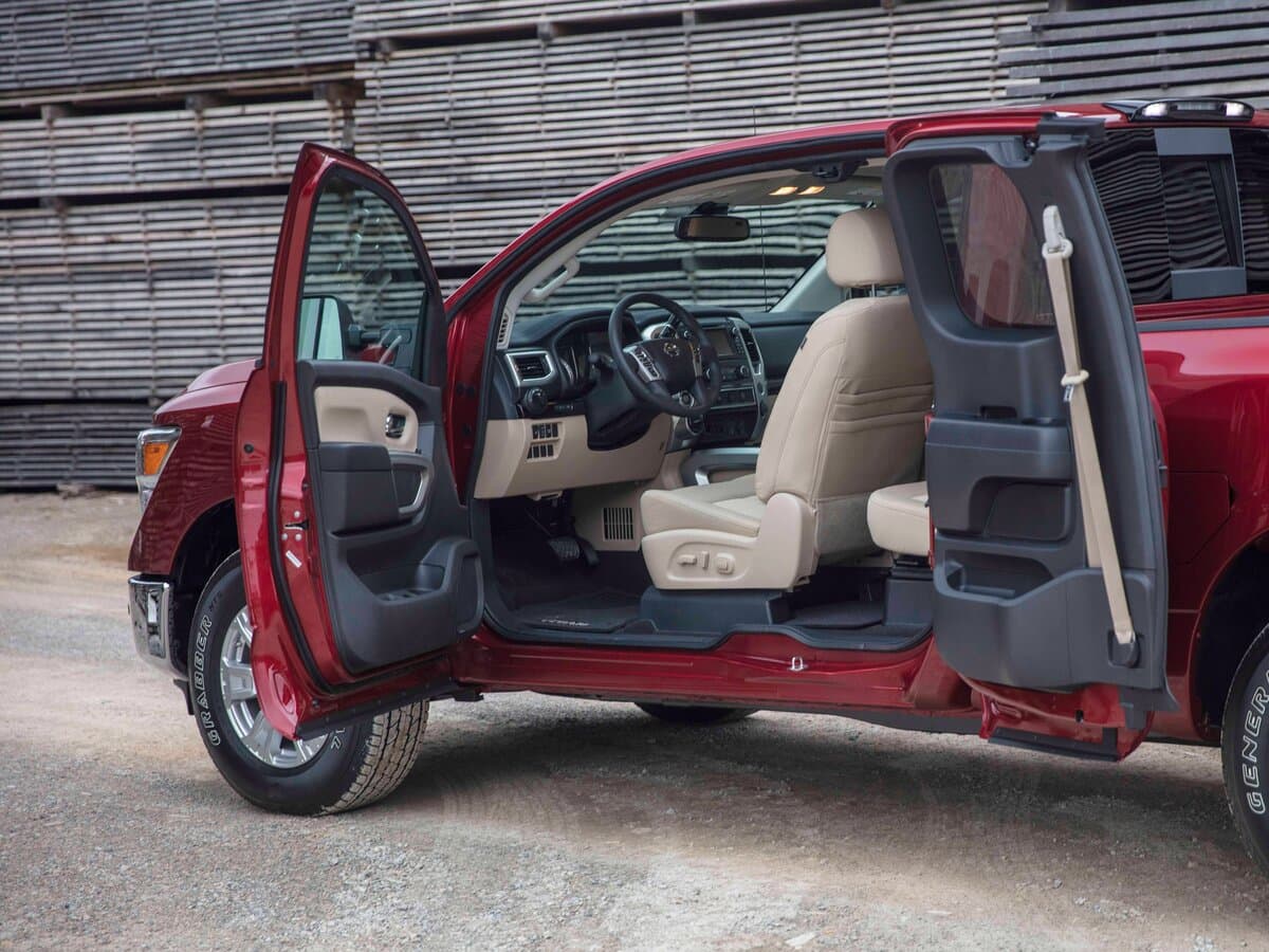 Nissan Titan II — Salon, öndən