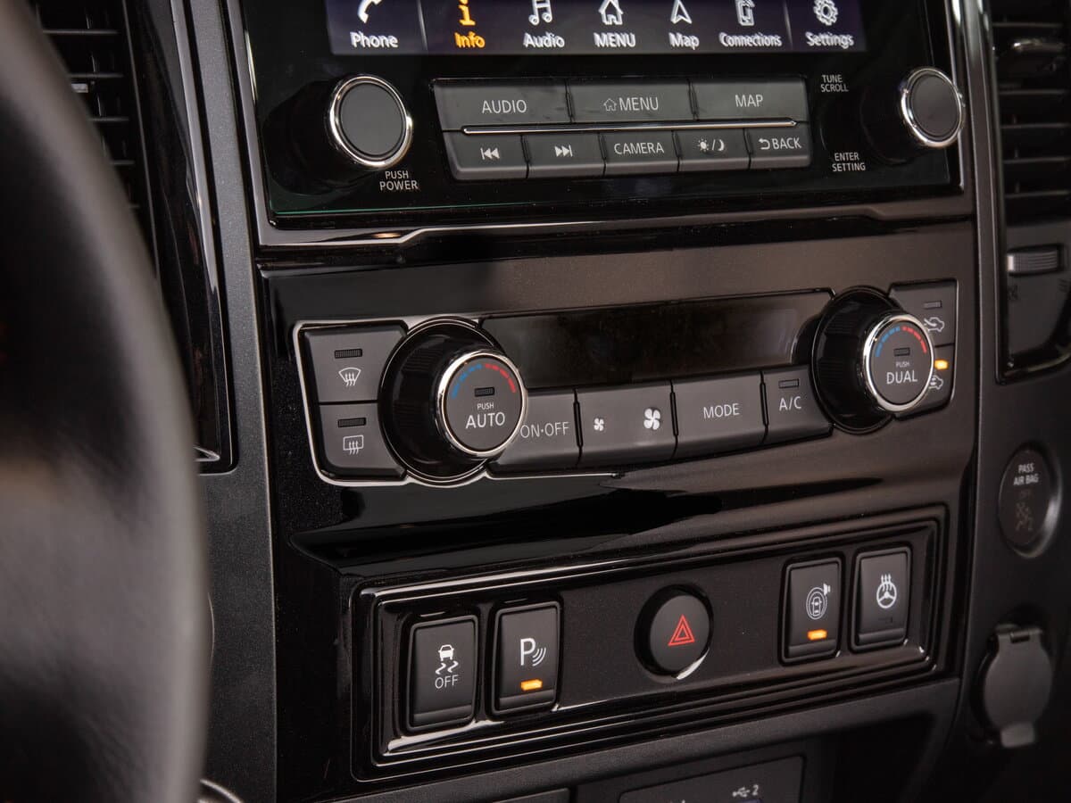 Nissan Titan II Restayling — Salon, öndən