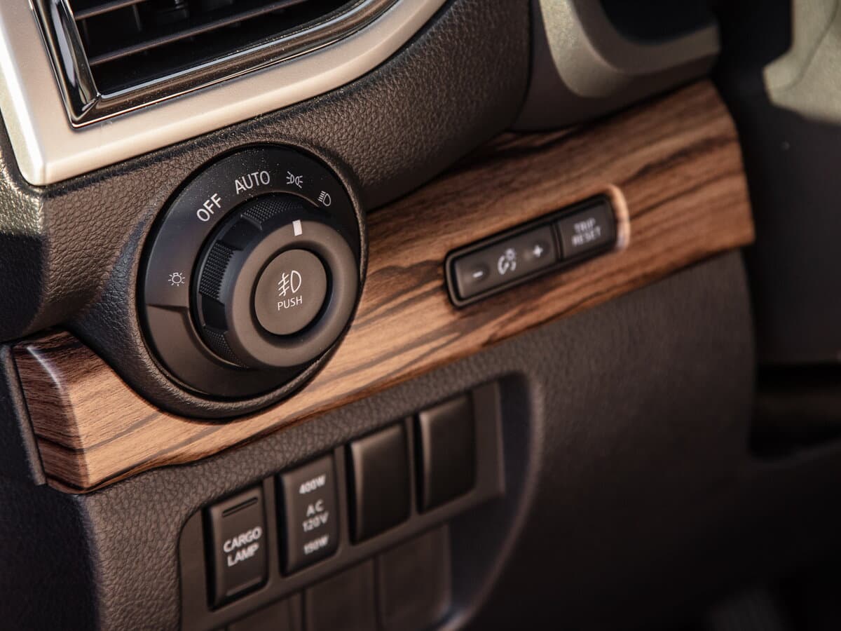 Nissan Titan II Restayling — Salon, arxadan