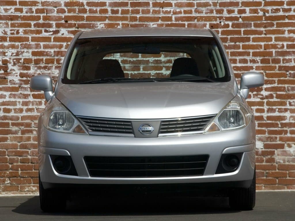 Nissan Versa I — Öndən